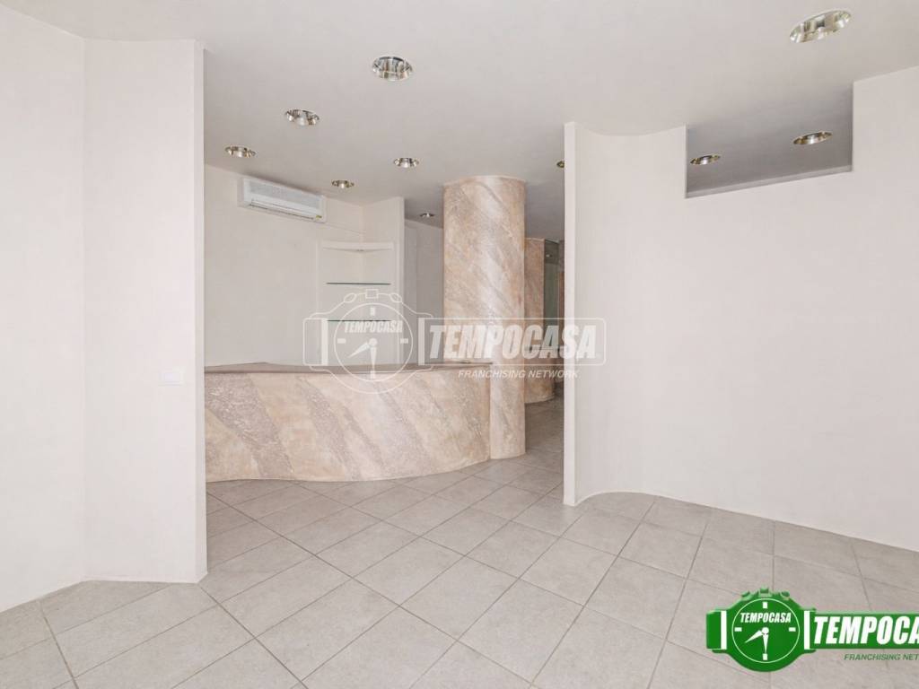 negozio in vendita a Voghera