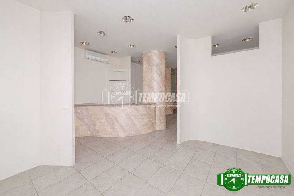 negozio in vendita a Voghera