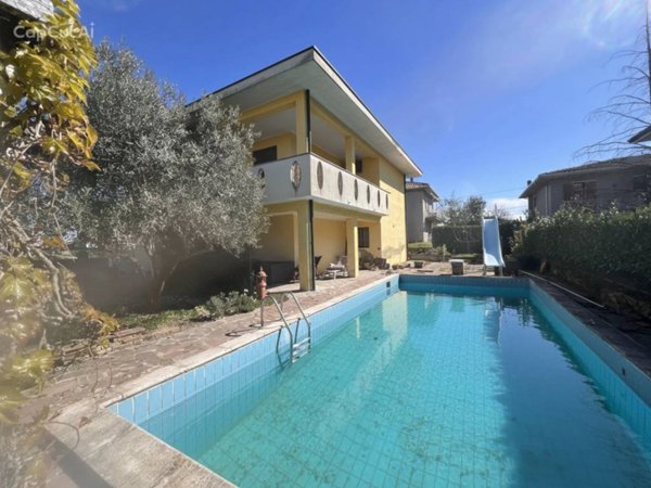 casa indipendente in vendita a Voghera