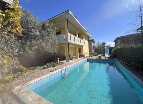 casa indipendente in vendita a Voghera