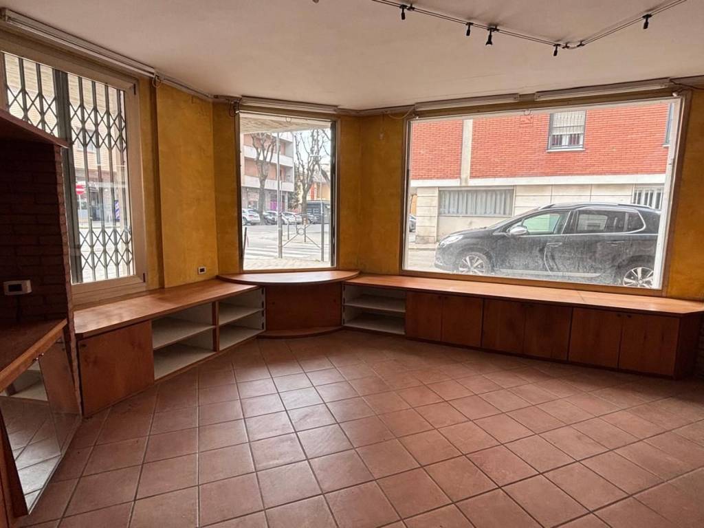negozio in vendita a Voghera