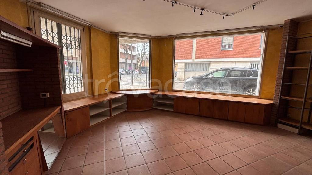 negozio in vendita a Voghera