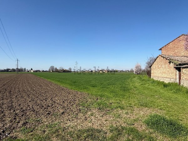 terreno edificabile in vendita a Voghera in zona Oriolo