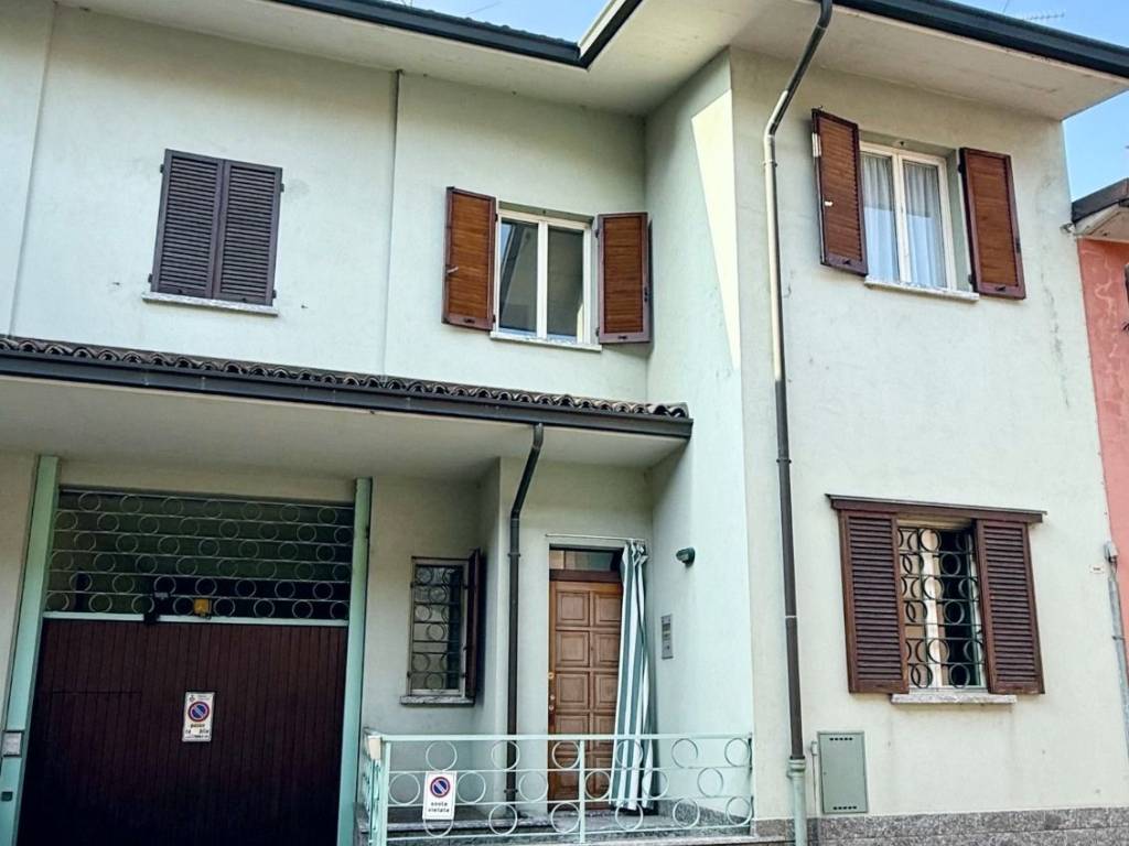 casa indipendente in vendita a Voghera