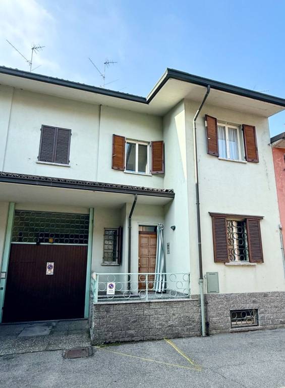 casa indipendente in vendita a Voghera