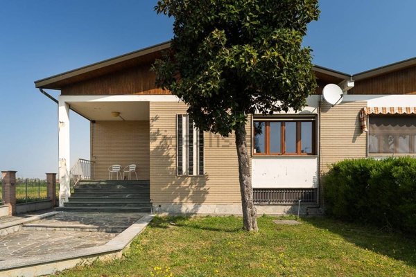 casa indipendente in vendita a Voghera