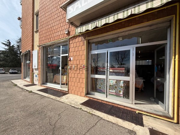 locale commerciale in vendita a Voghera