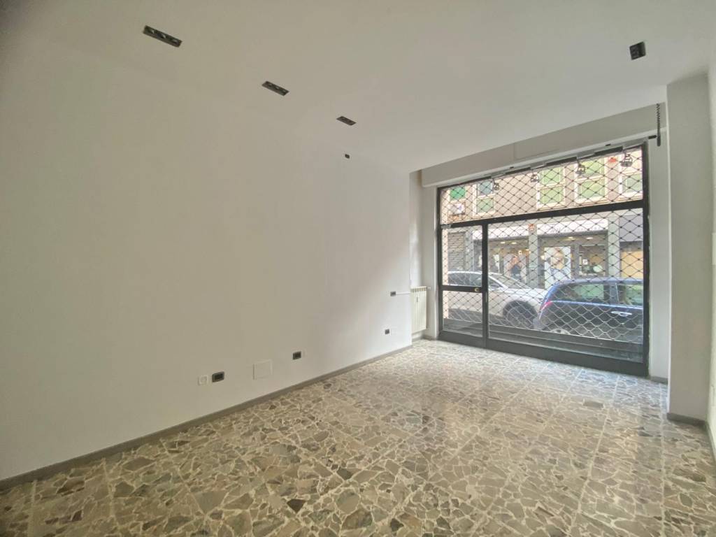 negozio in vendita a Voghera