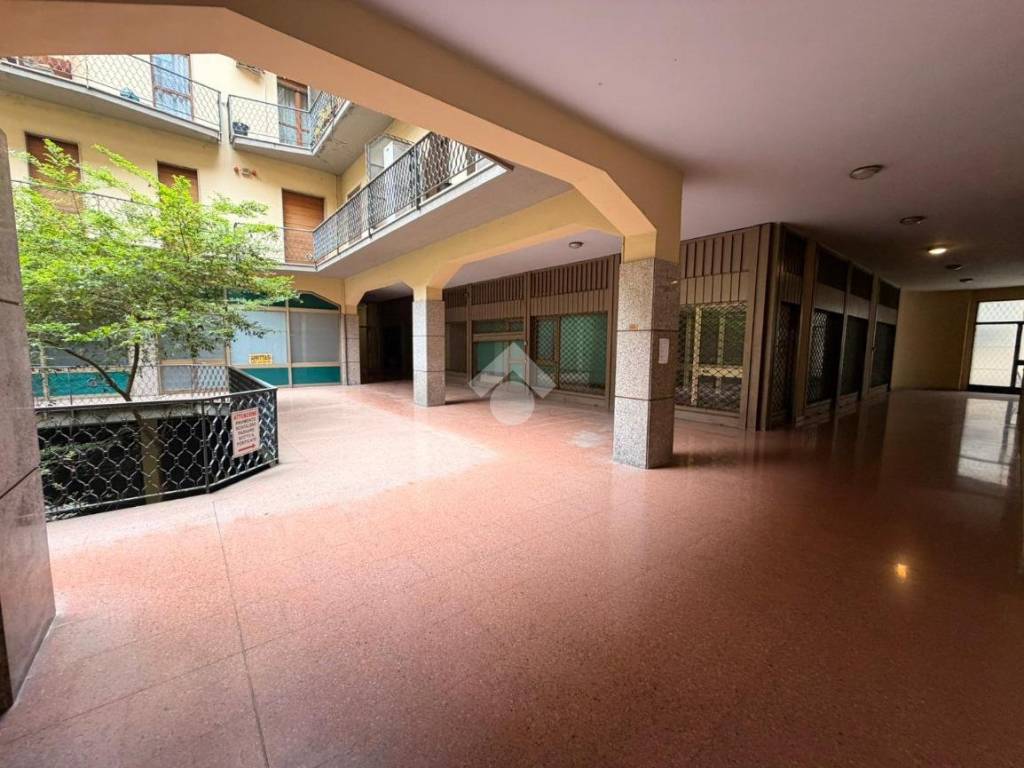 negozio in vendita a Voghera