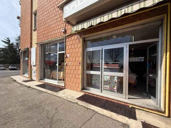 negozio in vendita a Voghera