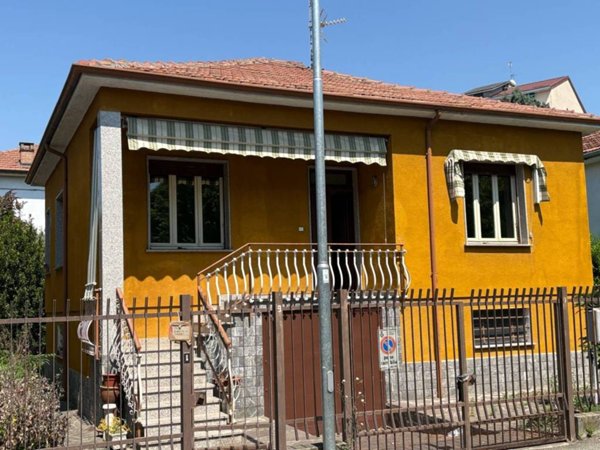 casa indipendente in vendita a Voghera