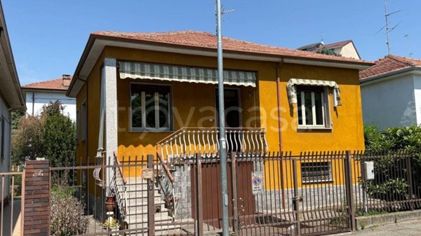 casa indipendente in vendita a Voghera