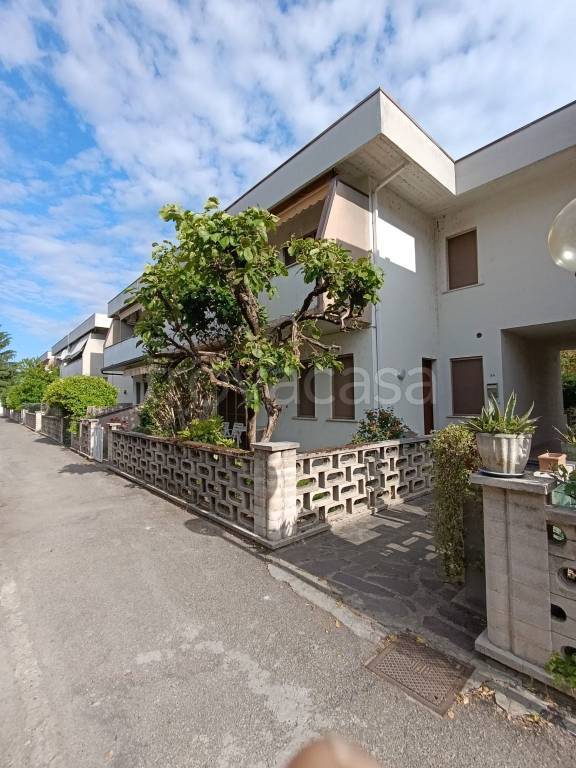 casa indipendente in vendita a Voghera