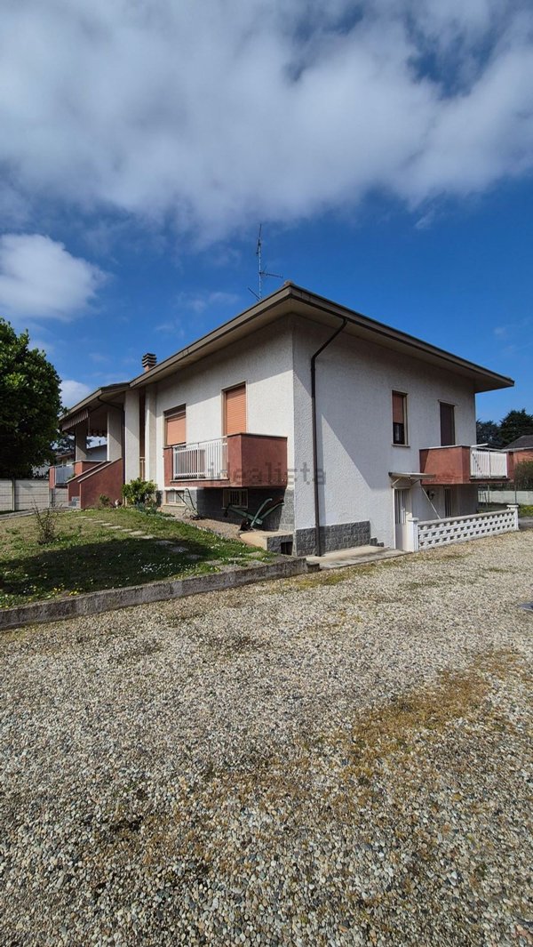 casa indipendente in vendita a Voghera in zona Valle