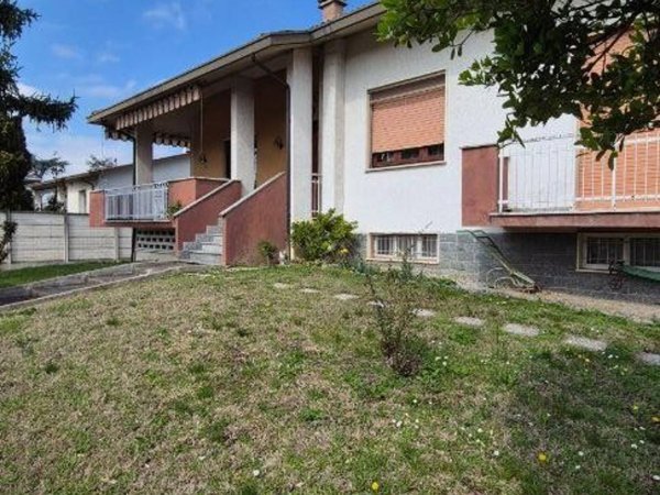 casa indipendente in vendita a Voghera in zona Valle