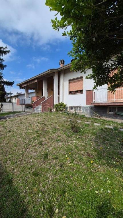 casa indipendente in vendita a Voghera in zona Valle