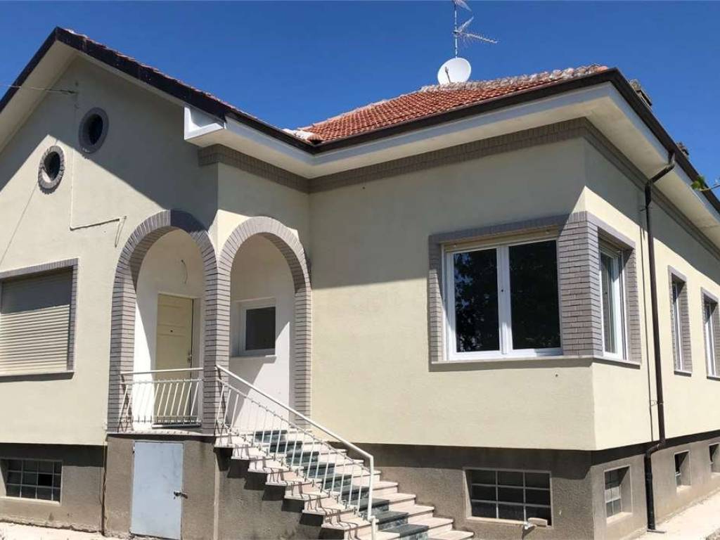 casa indipendente in vendita a Voghera