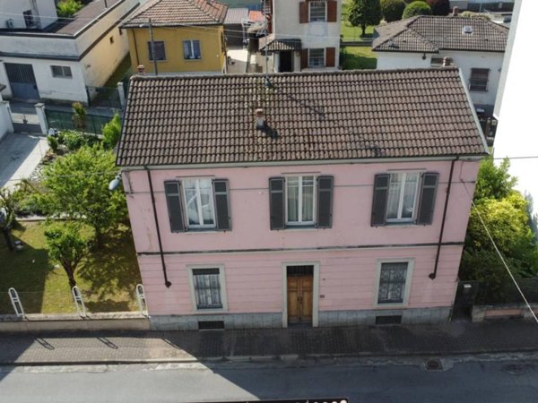 casa indipendente in vendita a Voghera in zona Campoferro