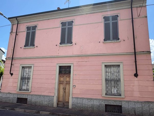 casa indipendente in vendita a Voghera in zona Campoferro