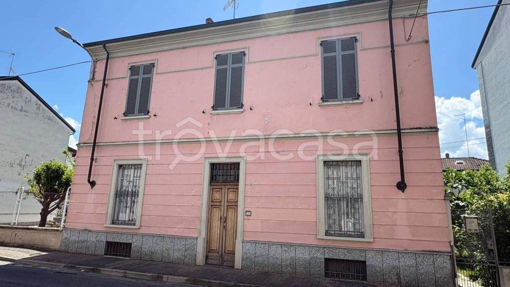 casa indipendente in vendita a Voghera
