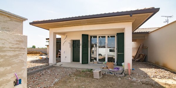 casa indipendente in vendita a Voghera in zona Valle
