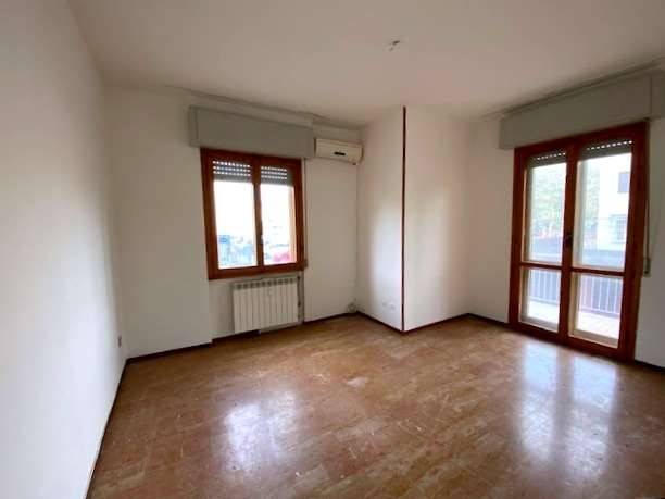 appartamento in vendita a Voghera in zona Medassino