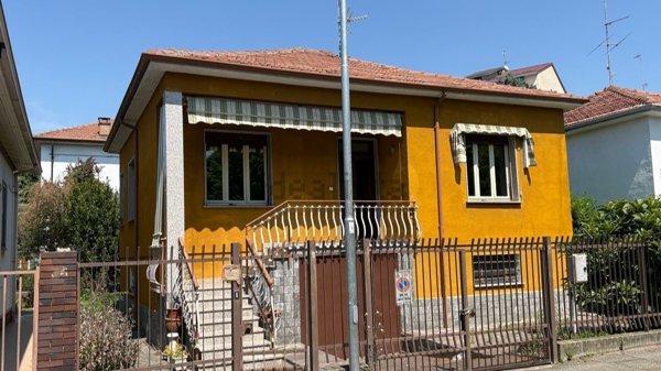 casa indipendente in vendita a Voghera