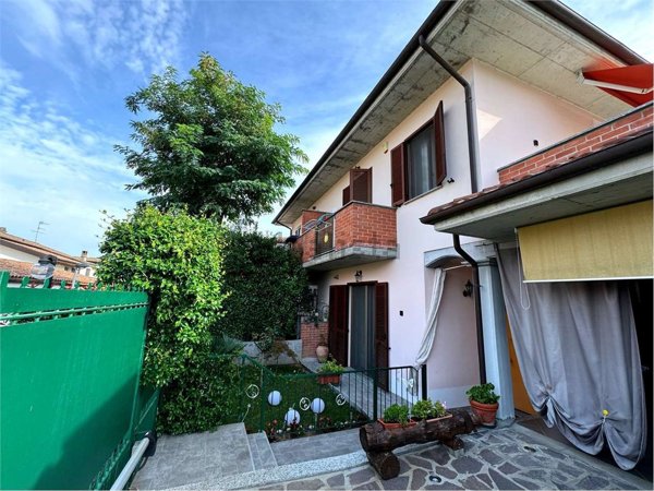 casa indipendente in vendita a Voghera