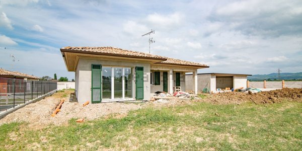 casa indipendente in vendita a Voghera in zona Valle