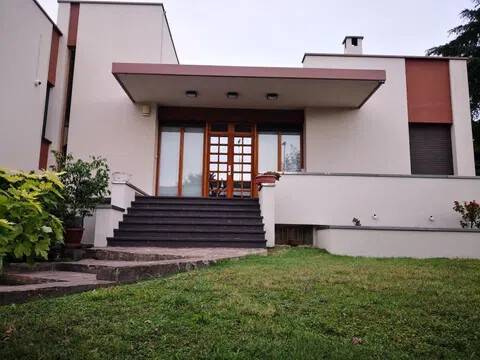 casa indipendente in vendita a Voghera