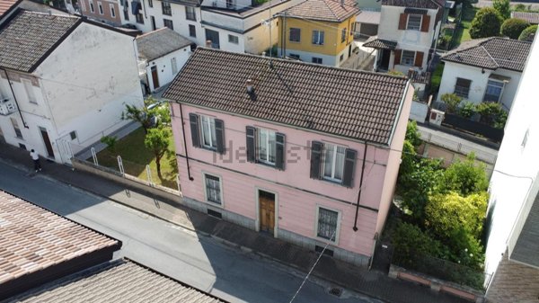 casa indipendente in vendita a Voghera in zona Campoferro