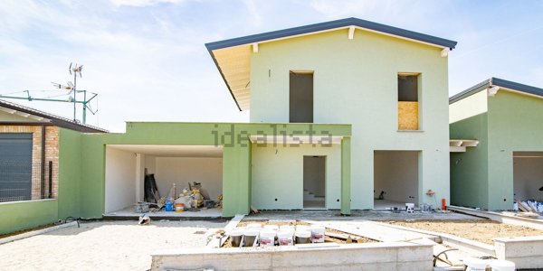 casa indipendente in vendita a Voghera