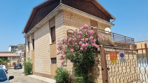 casa indipendente in vendita a Voghera