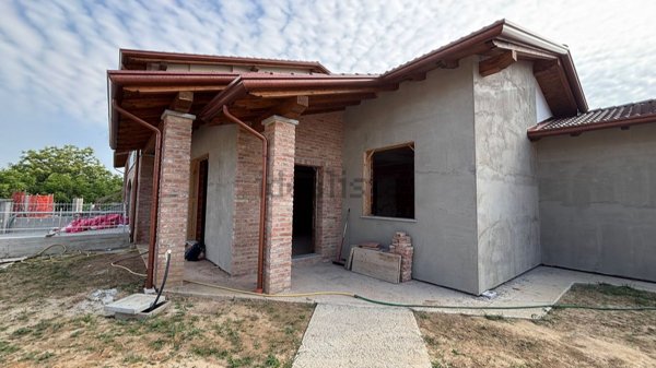 casa indipendente in vendita a Voghera