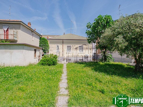 casa indipendente in vendita a Voghera