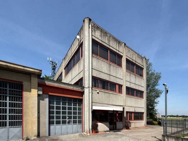locale commerciale in vendita a Voghera in zona Medassino