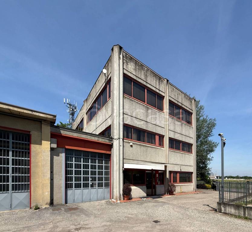 locale commerciale in vendita a Voghera