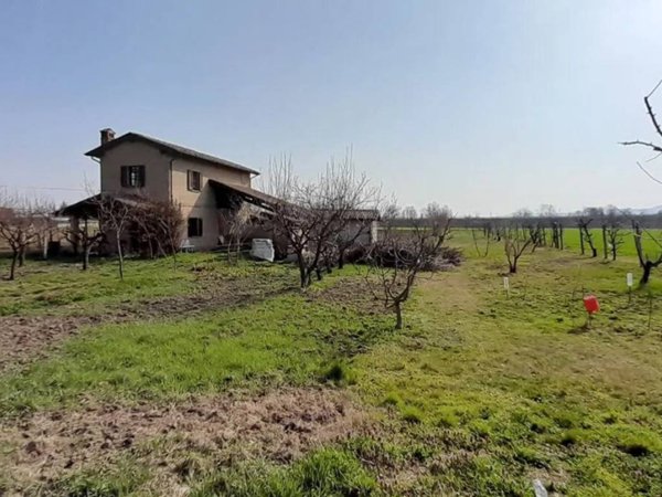 casa indipendente in vendita a Voghera