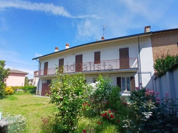 casa indipendente in vendita a Voghera in zona Medassino