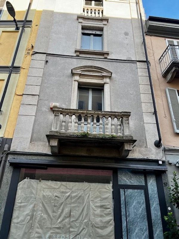 negozio in vendita a Voghera