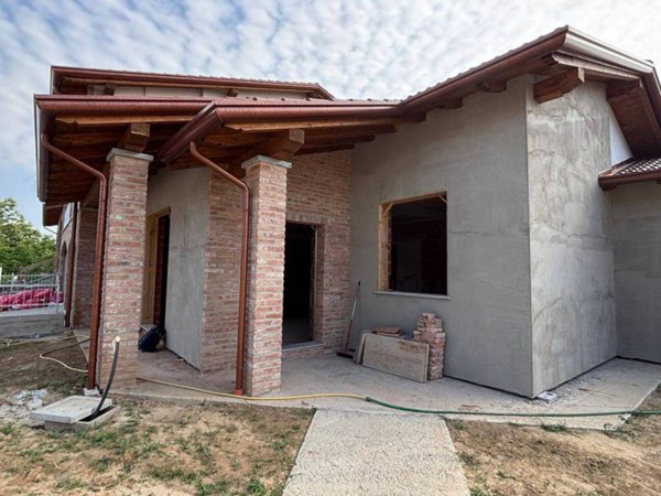 casa indipendente in vendita a Voghera in zona Medassino