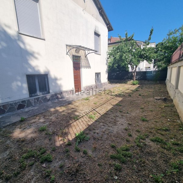 casa indipendente in vendita a Voghera