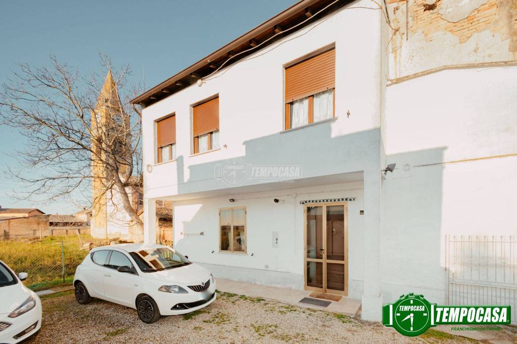 casa indipendente in vendita a Voghera in zona Torremenapace