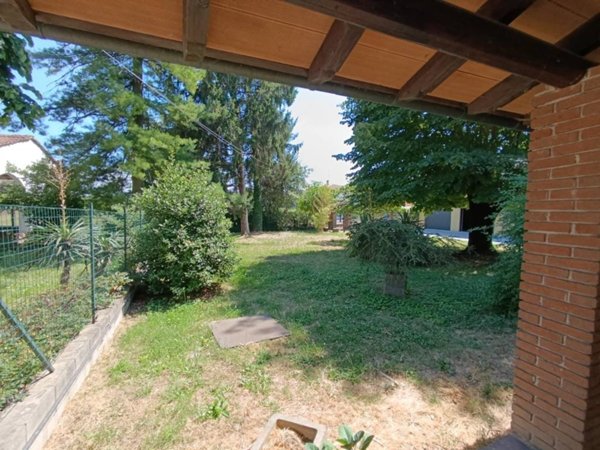 casa indipendente in vendita a Voghera in zona Medassino