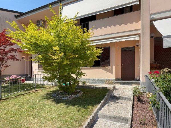 casa indipendente in vendita a Voghera in zona Medassino