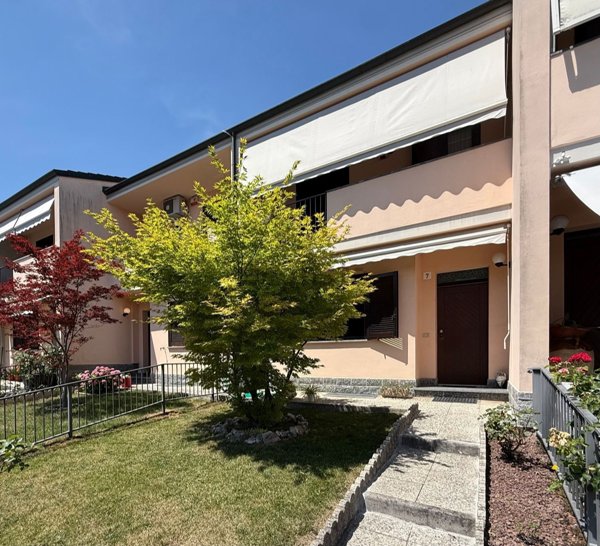 casa indipendente in vendita a Voghera in zona Medassino
