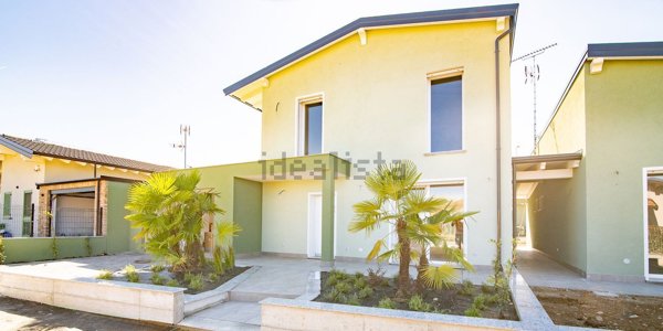 casa indipendente in vendita a Voghera in zona Valle