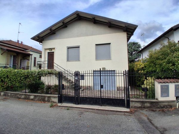 casa indipendente in vendita a Voghera in zona Medassino