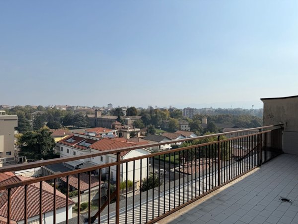 appartamento in vendita a Voghera in zona Medassino