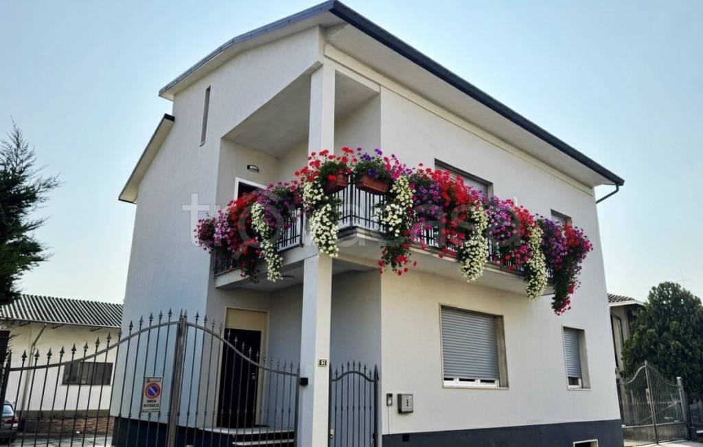 casa indipendente in vendita a Voghera